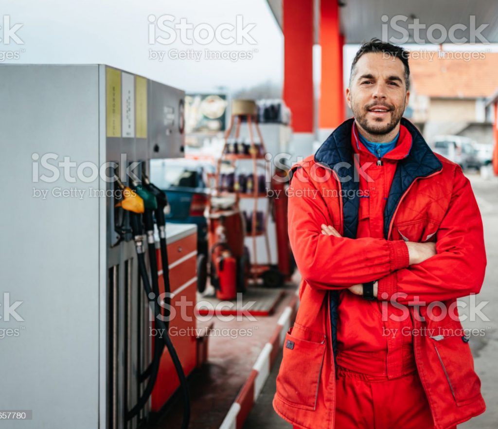 Homme en orange dans une station service