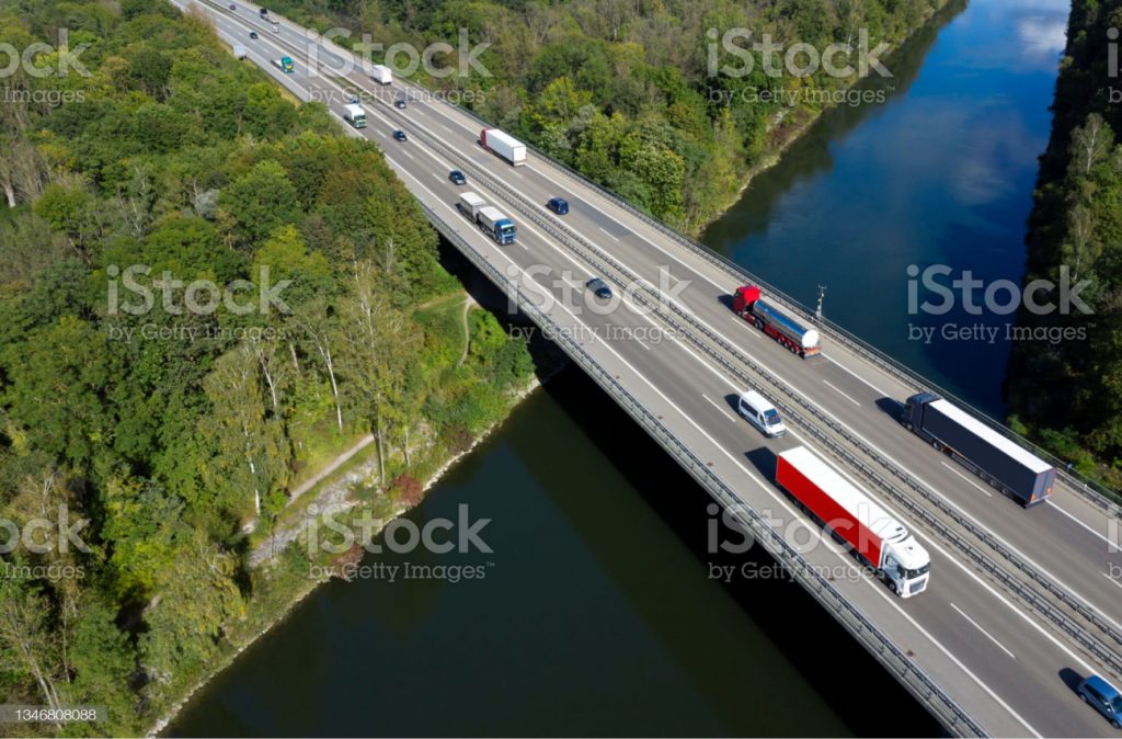 Trafic routier sur un pont