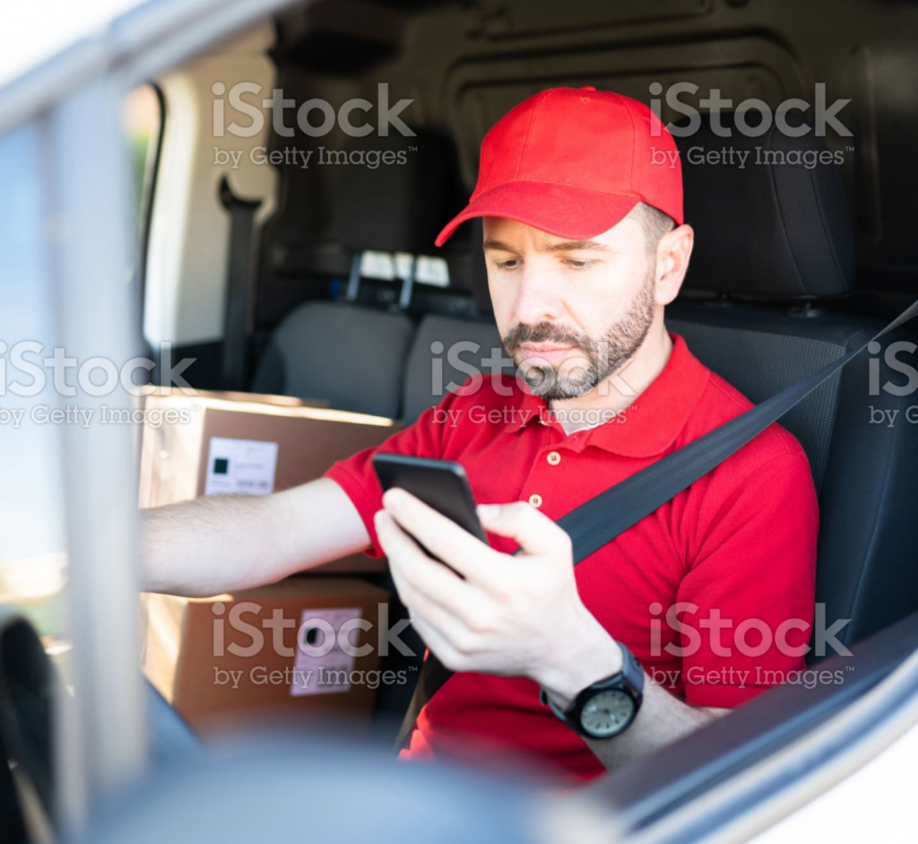 Livreur au téléphone