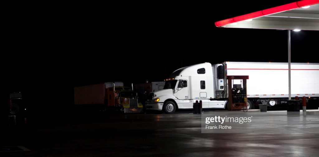 Camion dans une pompe à essence